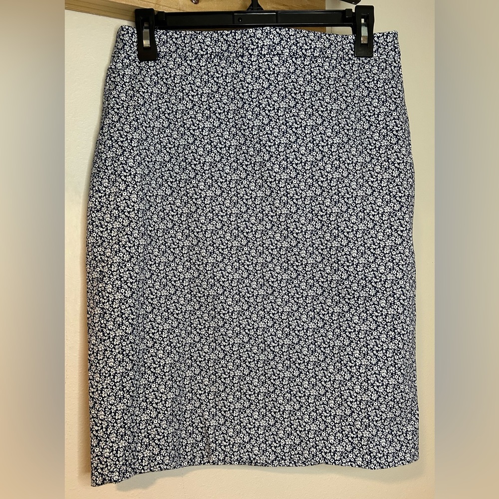 NWT J. CREW 22” SKIRT IN SMALL NAVY/WHITE FLORAL PRINT SIZE 6